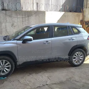Photo - Toyota Corolla Cross 2022 Silver