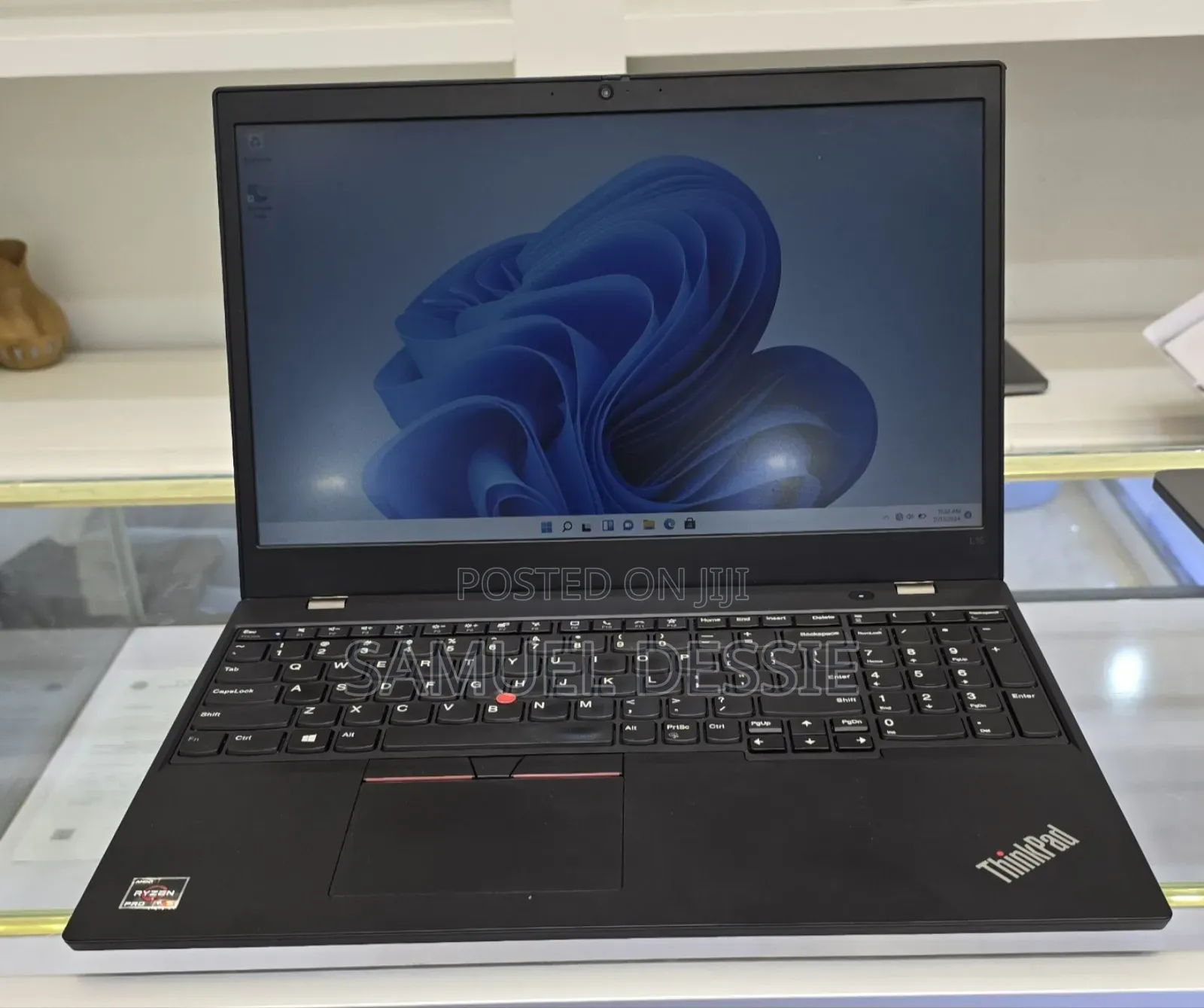 New Laptop Lenovo 8GB AMD Ryzen 5 SSD 256GB