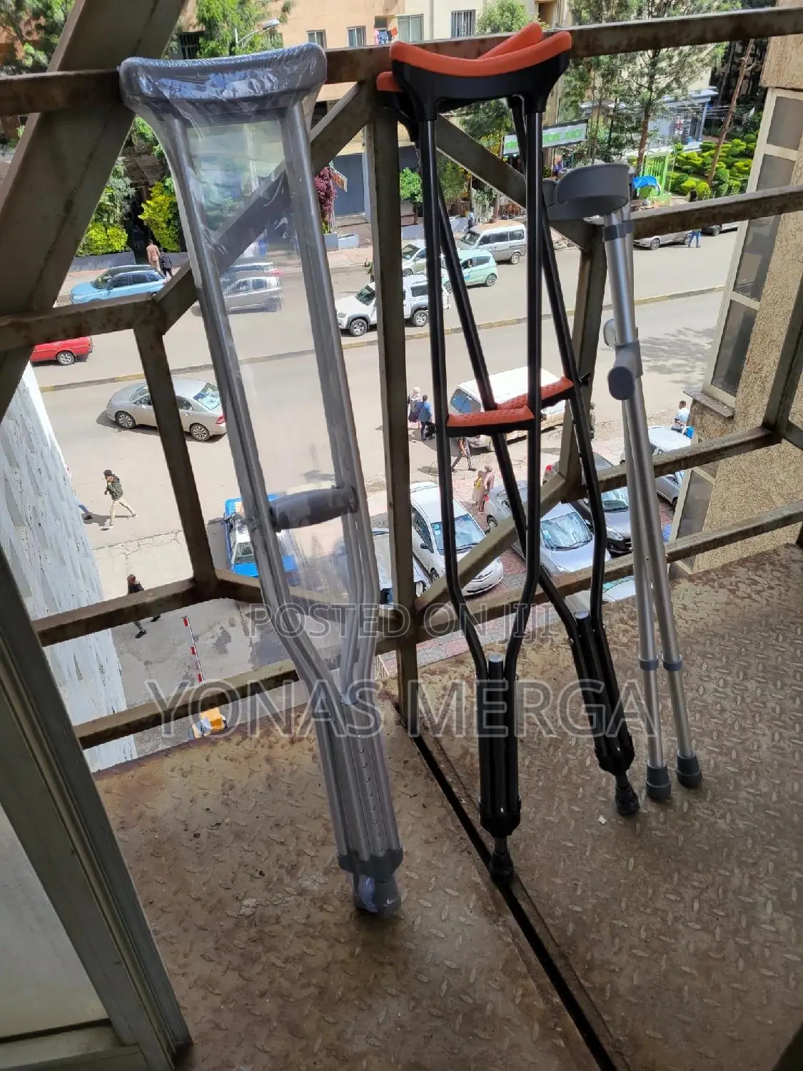 Armpit Crutches፦ክራንችkranch{}ክራንችcrutchesሸbilateral Crutches