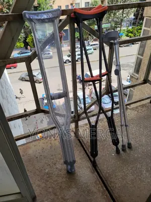 Armpit Crutches፦ክራንችkranch{}ክራንችcrutchesሸbilateral Crutches