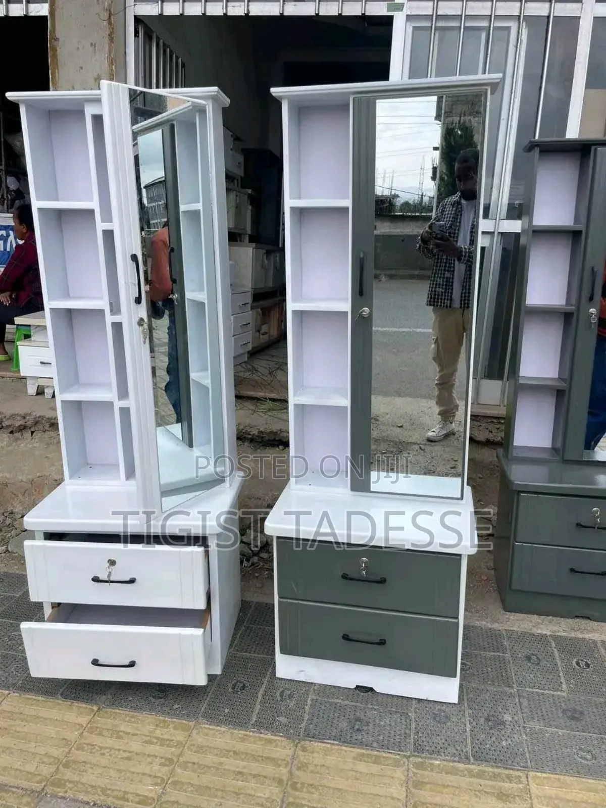 ለቆንጆዎች Dressing Table