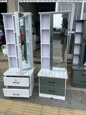 ለቆንጆዎች Dressing Table