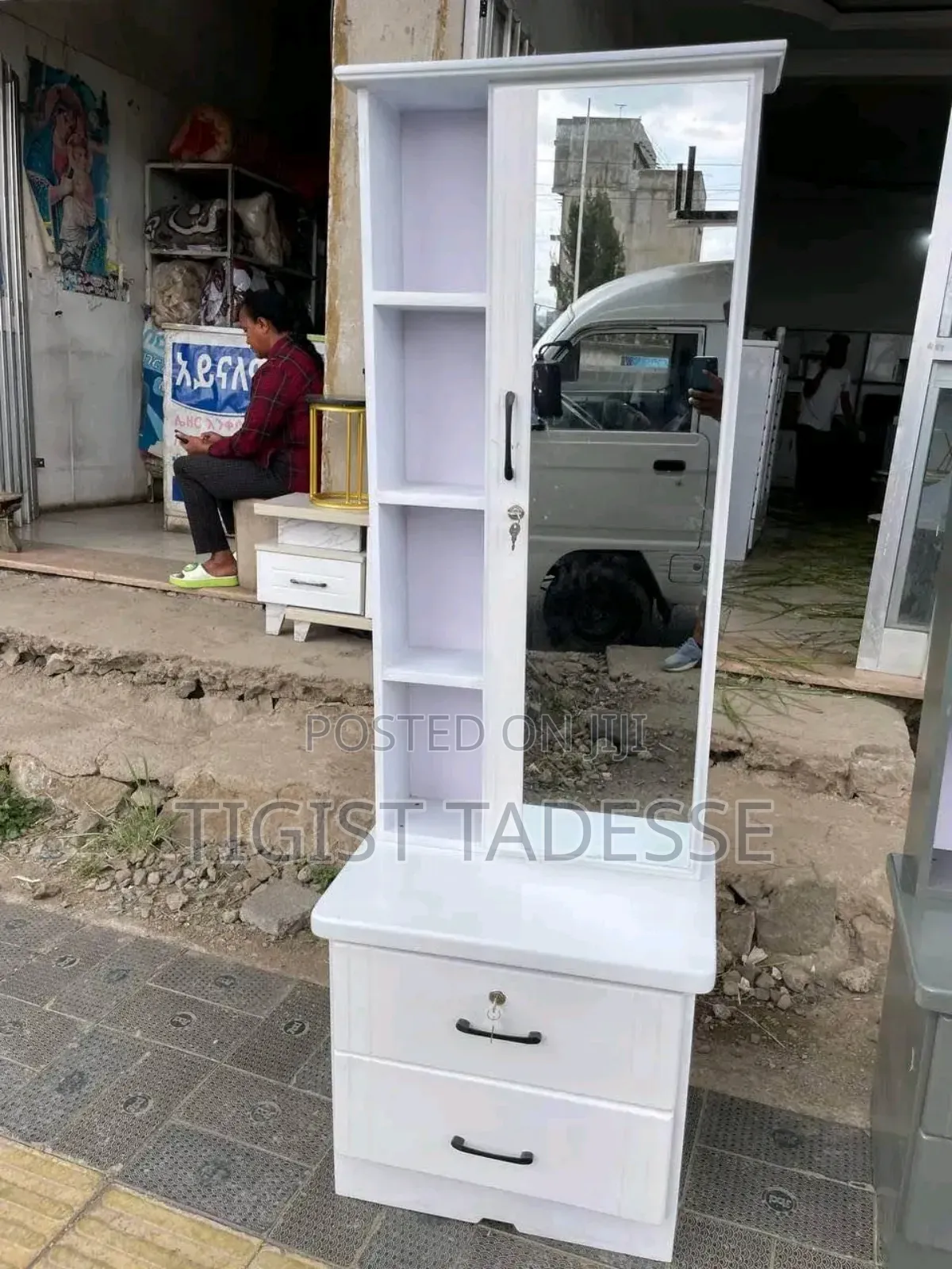 ለቆንጆዎች Dressing Table