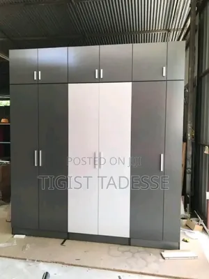 Photo - የግድግዳ ቁም ሳጥን በካሬ