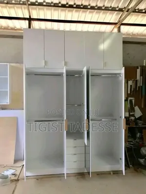 የግድግዳ ቁም ሳጥን በካሬ