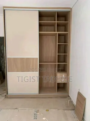 የግድግዳ ቁም ሳጥን በካሬ