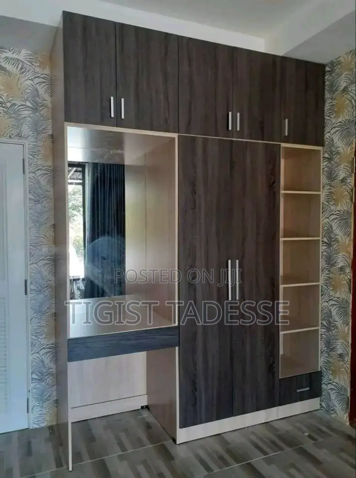 የግድግዳ ቁም ሳጥን በካሬ