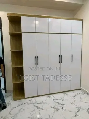 የግድግዳ ቁም ሳጥን በካሬ