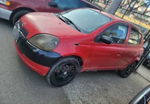 Toyota Vitz 2000 Red