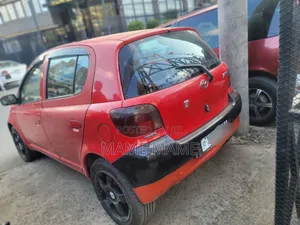 Toyota Vitz 2000 Red