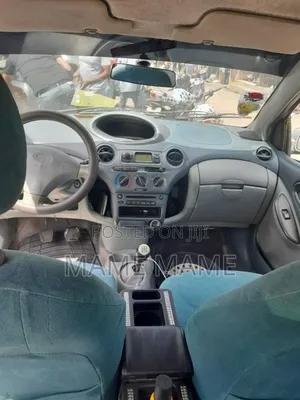 Toyota Vitz 2000 Red