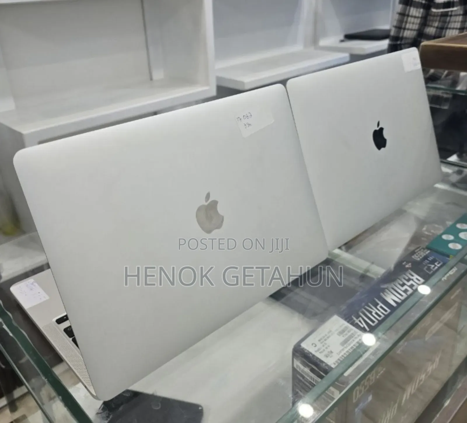 New Laptop Apple MacBook Pro 2020 M1 8GB Intel Core I5 SSD 256GB