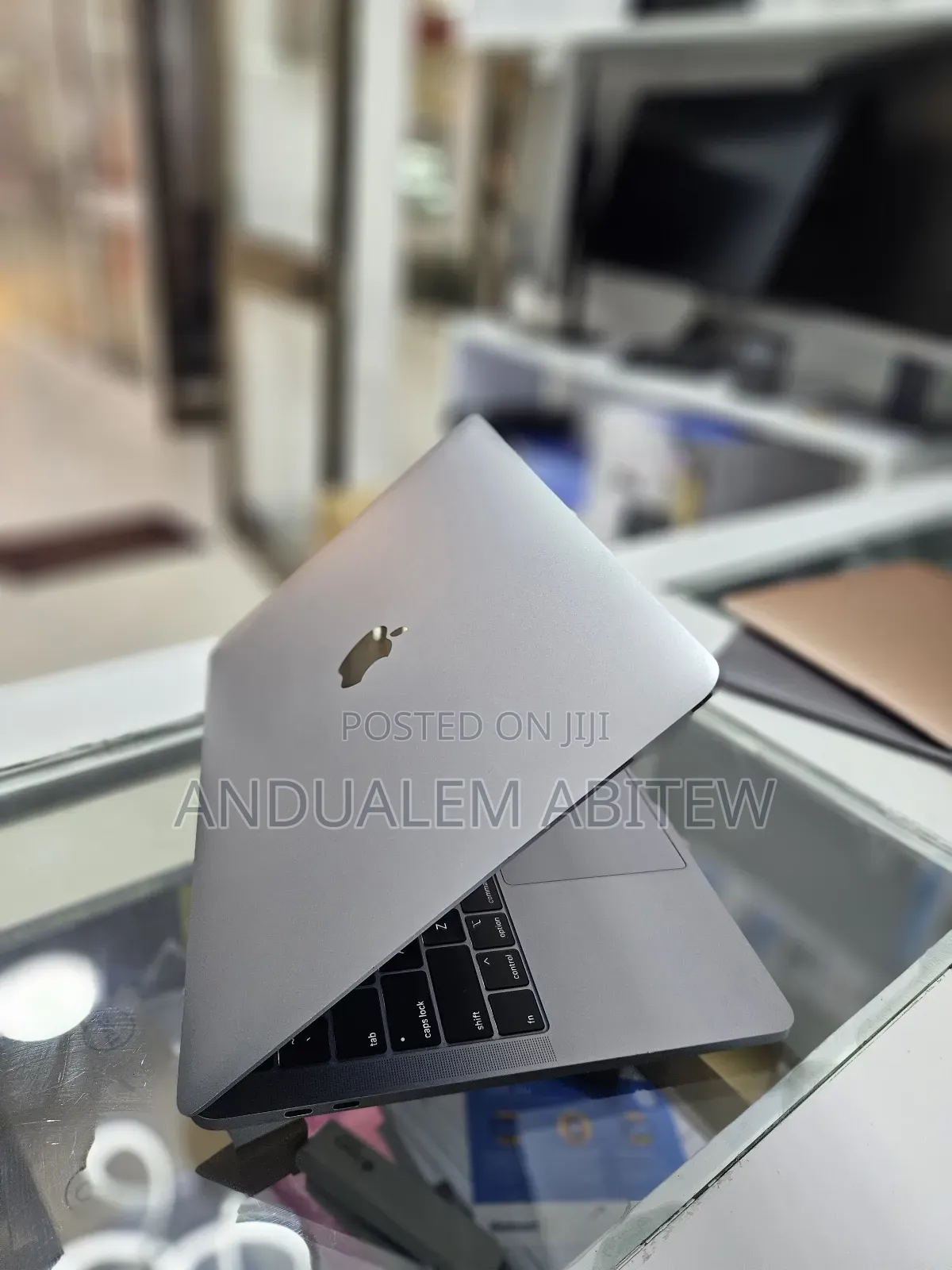 New Laptop Apple MacBook Pro 2020 8GB Intel Core I5 SSD 256GB