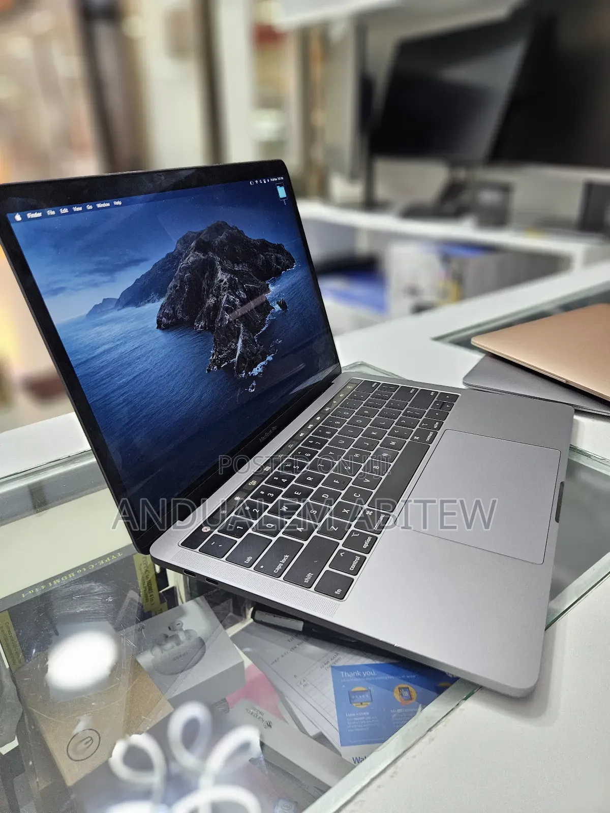 New Laptop Apple MacBook Pro 2020 8GB Intel Core I5 SSD 256GB
