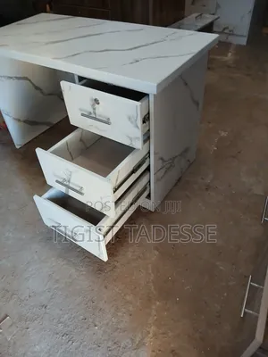 የቢሮ ጠረጴዛ ሜትር ከ ሀያ ፅድት ብሎ የተሠራ