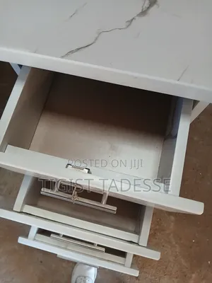 የቢሮ ጠረጴዛ ሜትር ከ ሀያ ፅድት ብሎ የተሠራ