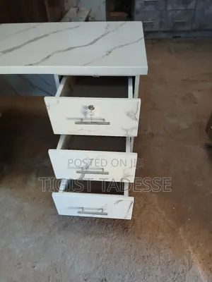 የቢሮ ጠረጴዛ ሜትር ከ ሀያ ፅድት ብሎ የተሠራ