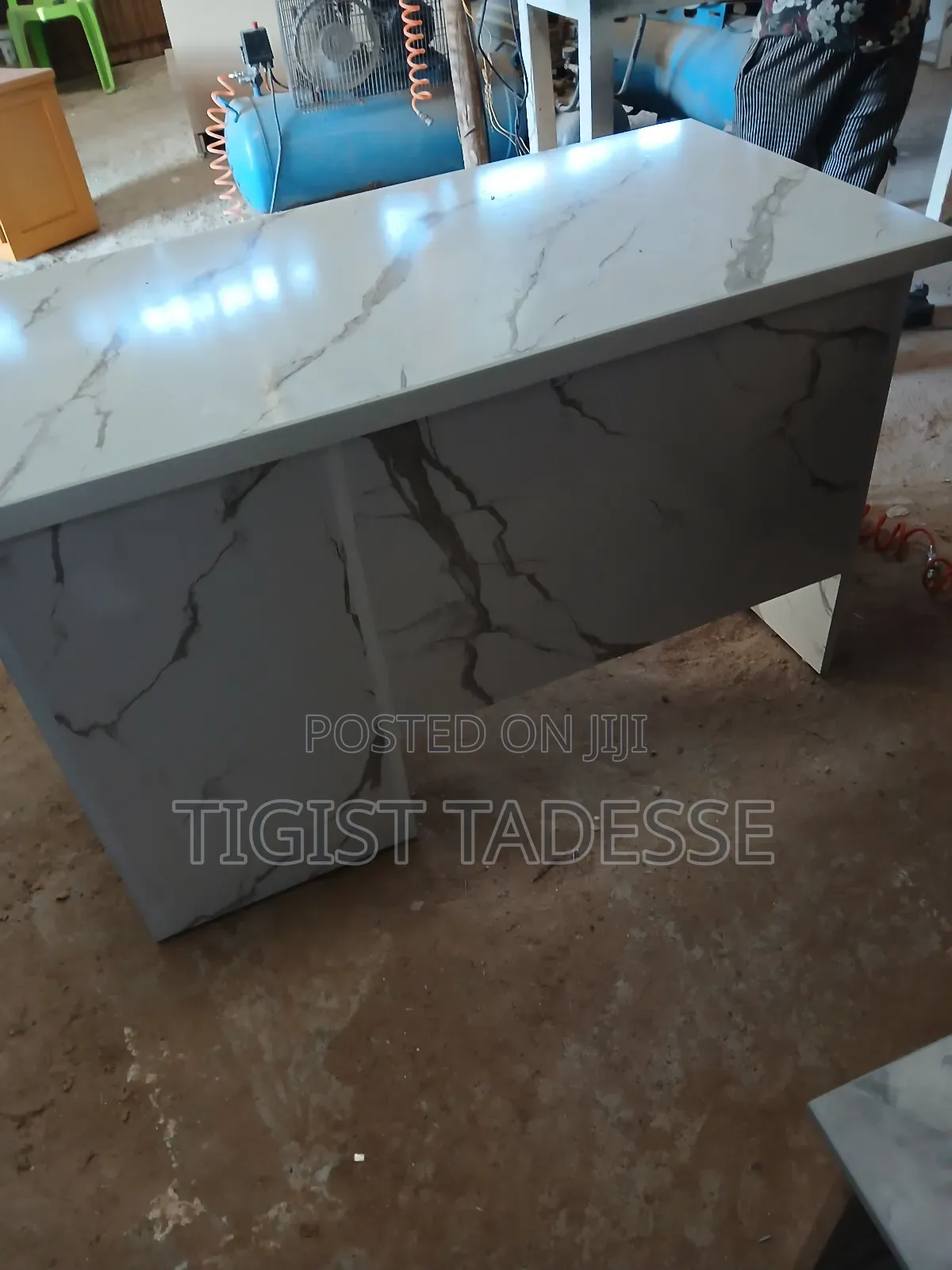 የቢሮ ጠረጴዛ ሜትር ከ ሀያ ፅድት ብሎ የተሠራ