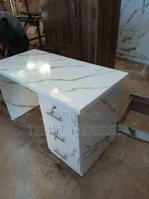 የቢሮ ጠረጴዛ ሜትር ከ ሀያ ፅድት ብሎ የተሠራ