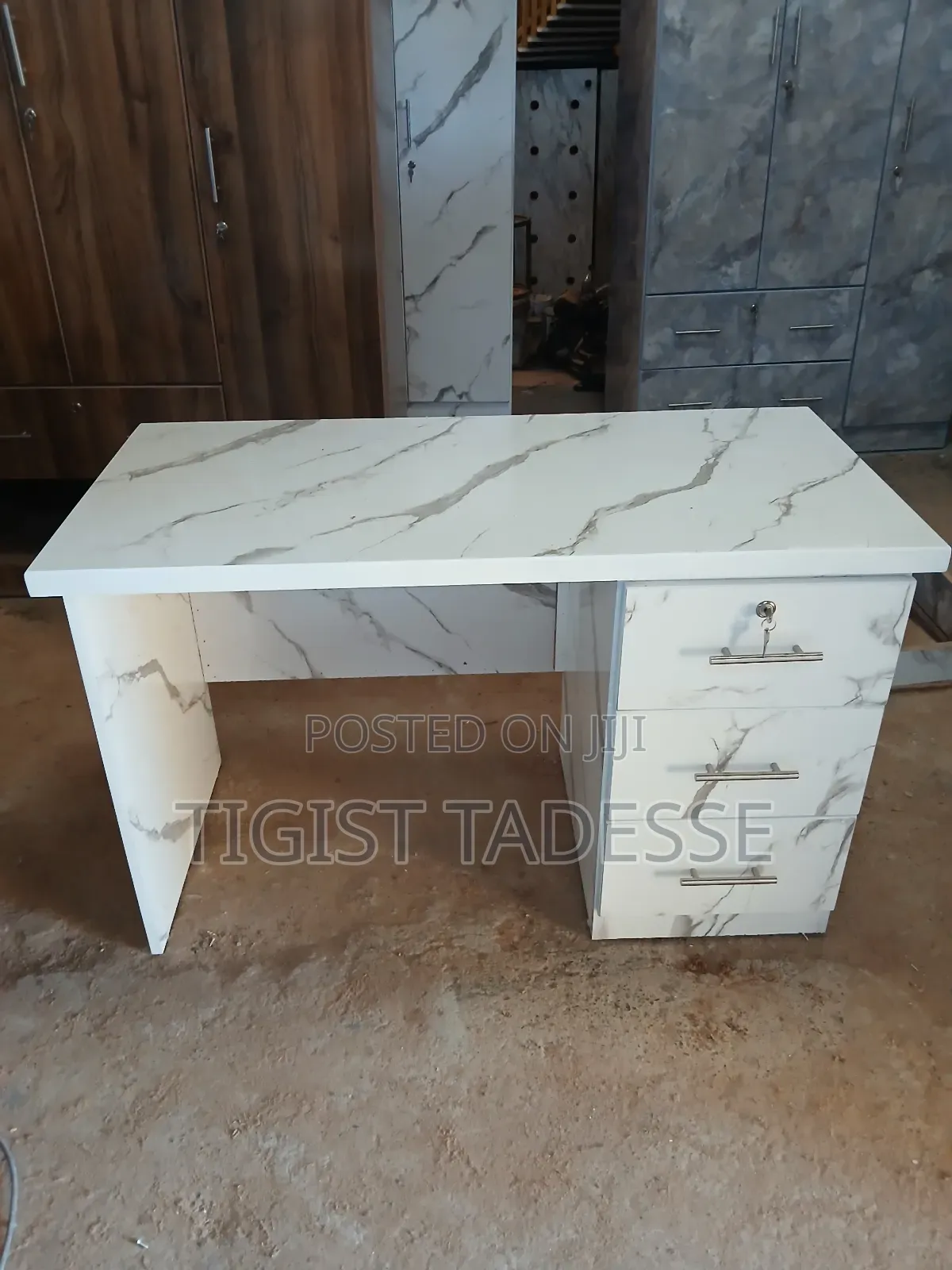 የቢሮ ጠረጴዛ ሜትር ከ ሀያ ፅድት ብሎ የተሠራ