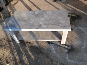 Photo - ለአነስተኛ ቤት የምትሆን ቅልብጭ ያለ ጠረጴዛ በላምኔት የተሠራ