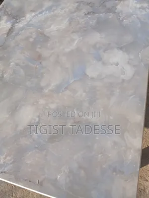 ለአነስተኛ ቤት የምትሆን ቅልብጭ ያለ ጠረጴዛ በላምኔት የተሠራ