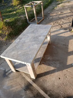 ለአነስተኛ ቤት የምትሆን ቅልብጭ ያለ ጠረጴዛ በላምኔት የተሠራ