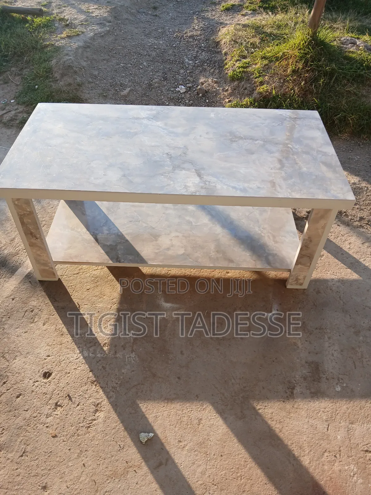 ለአነስተኛ ቤት የምትሆን ቅልብጭ ያለ ጠረጴዛ በላምኔት የተሠራ