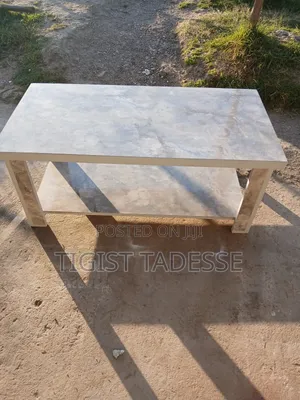 ለአነስተኛ ቤት የምትሆን ቅልብጭ ያለ ጠረጴዛ በላምኔት የተሠራ