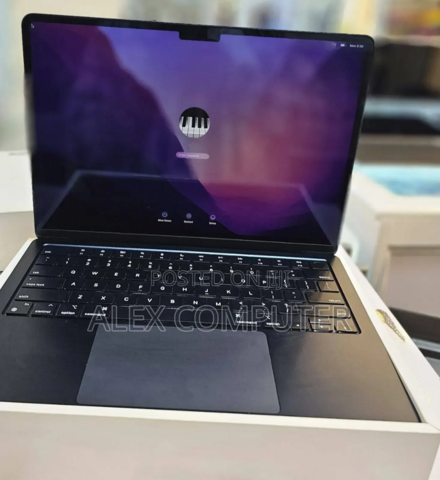 New Laptop Apple MacBook Air 2022 M2 8GB Apple M2 SSD 256GB