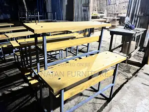 የተማሪዎች ዴስክ ሥስት ተማሪዎችን መያዝ የሚችል ከዋንዛ እንጨት እና ባለ 25 በረት ተበይዶ