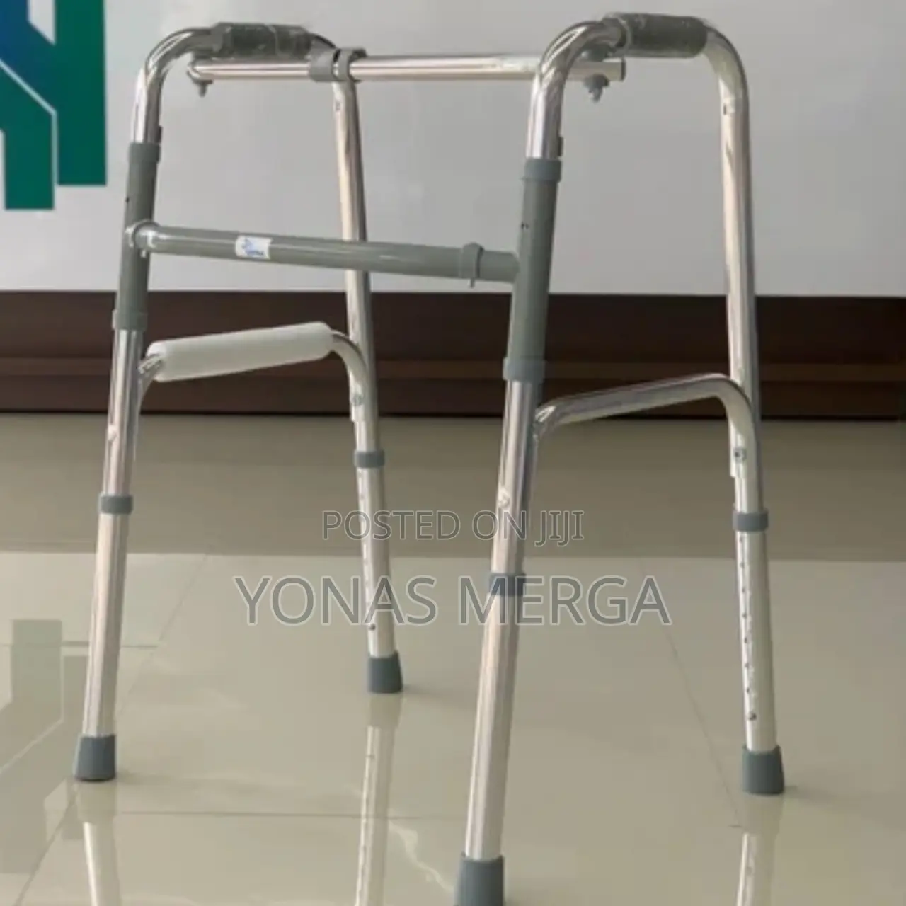 Adjustable Height Walker -the Height Varies From 780to 950mm