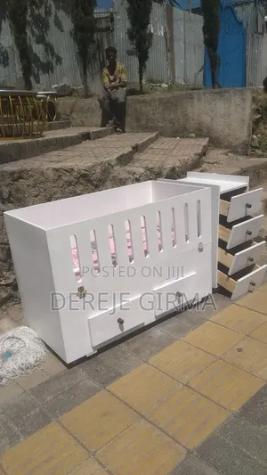 Photo - የህፃናት አልጋ ከነፍራሹ