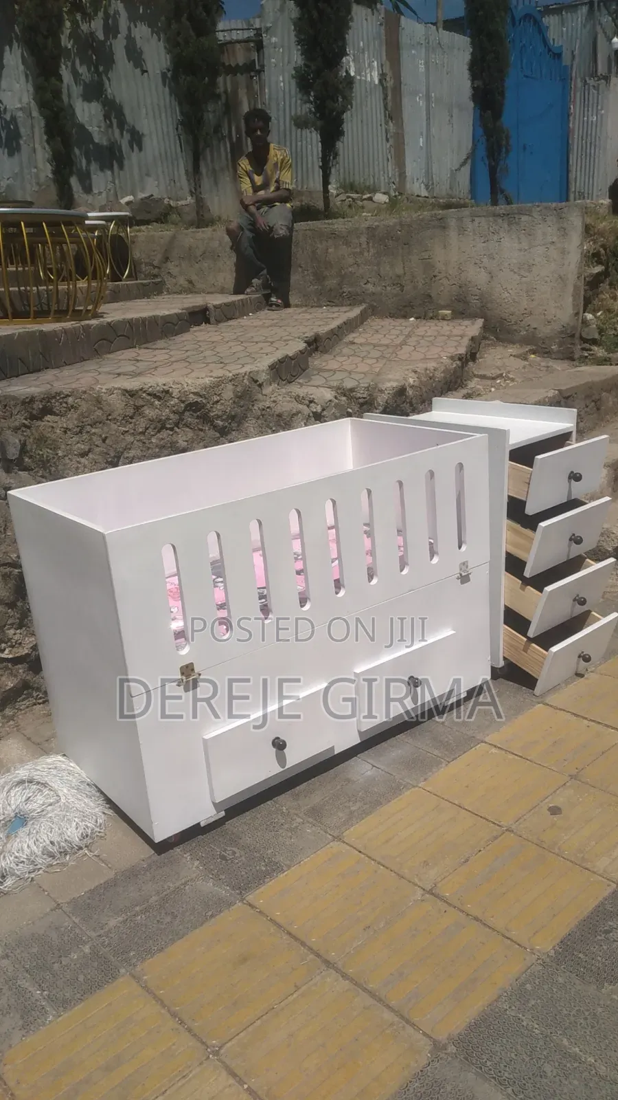 የህፃናት አልጋ ከነፍራሹ