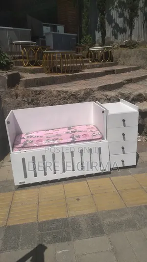 የህፃናት አልጋ ከነፍራሹ