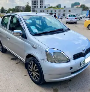 Photo - Toyota Vitz 2001