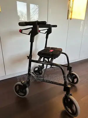 Walker Folds Up Compactly for Storage/Walker With Seat Chair