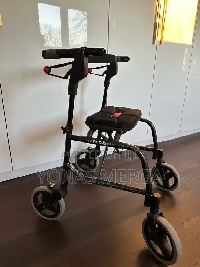 Walker Folds Up Compactly for Storage/Walker With Seat Chair