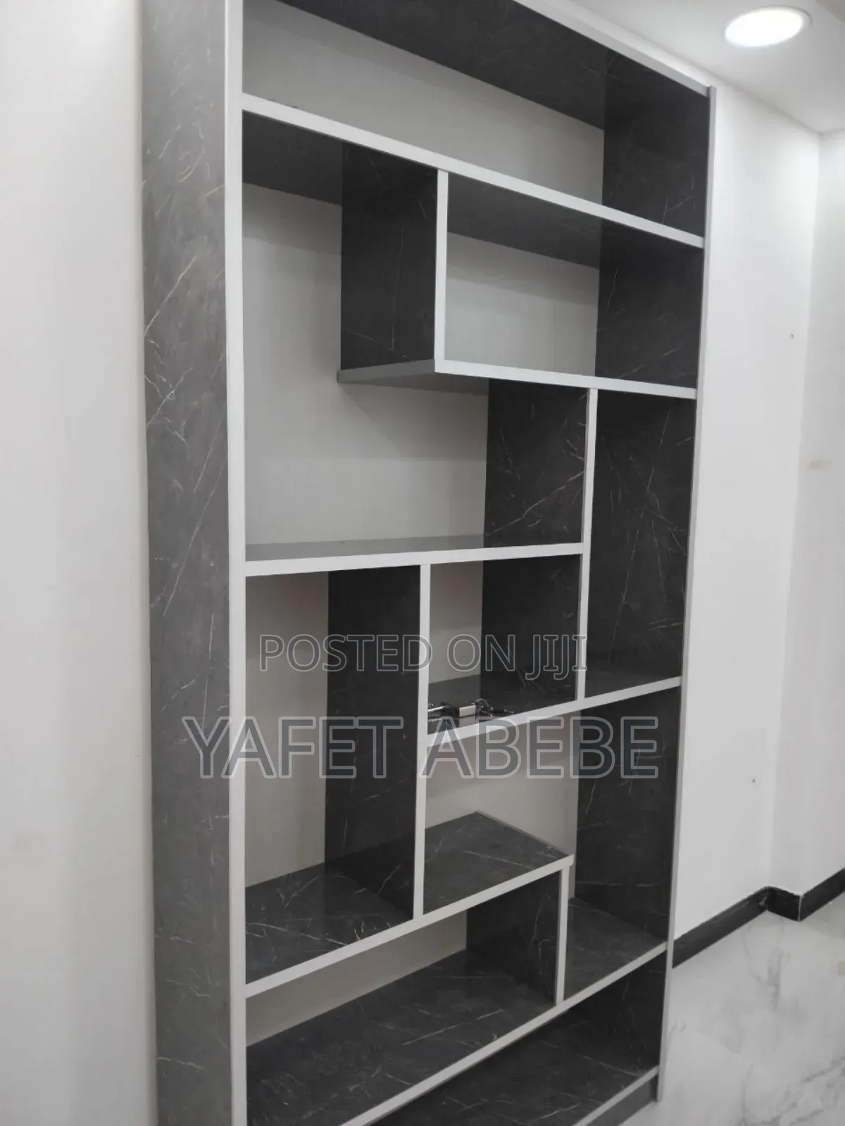 ለሱቅ የሚሆን መደርደሪያ
MDF መደርደሪያ በጥሩ ሁኔታ ላይ ያለ