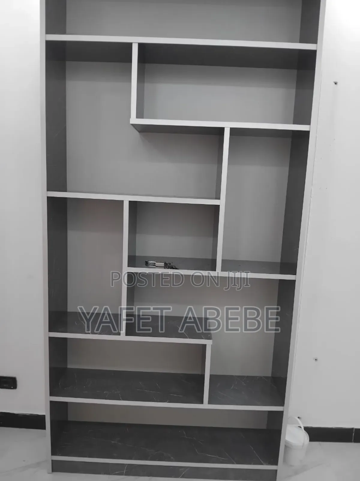 ለሱቅ የሚሆን መደርደሪያ
MDF መደርደሪያ በጥሩ ሁኔታ ላይ ያለ