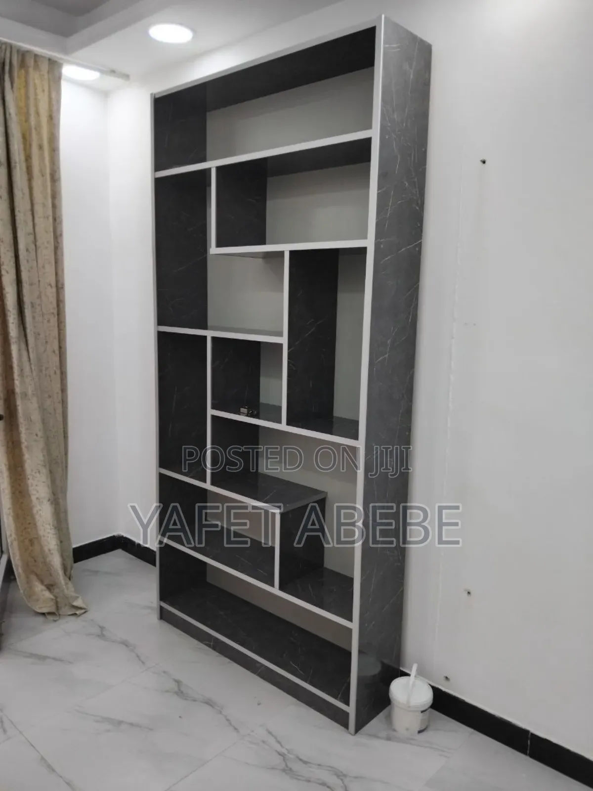 ለሱቅ የሚሆን መደርደሪያ
MDF መደርደሪያ በጥሩ ሁኔታ ላይ ያለ