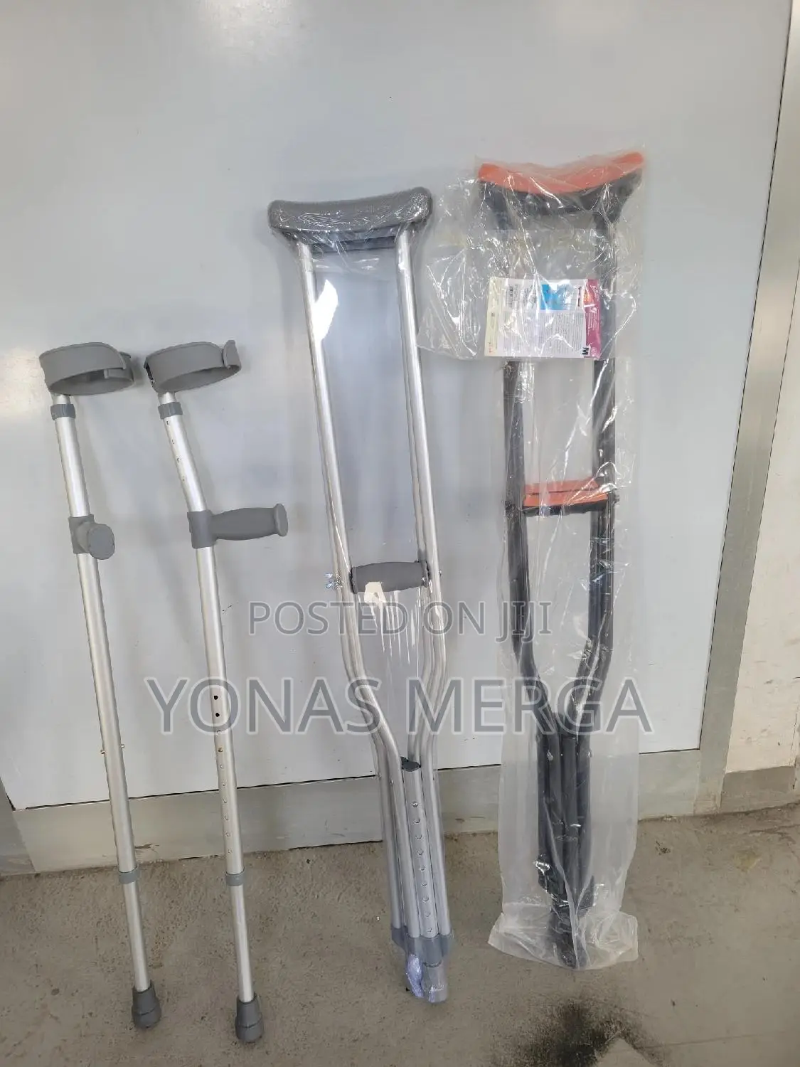 Crutches Easy to Adjust, Easy to Clean,Excellent Aesthetics