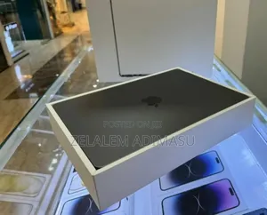 Photo - New Laptop Apple MacBook Air 2022 M2 8GB Intel Core I5 SSD 256GB