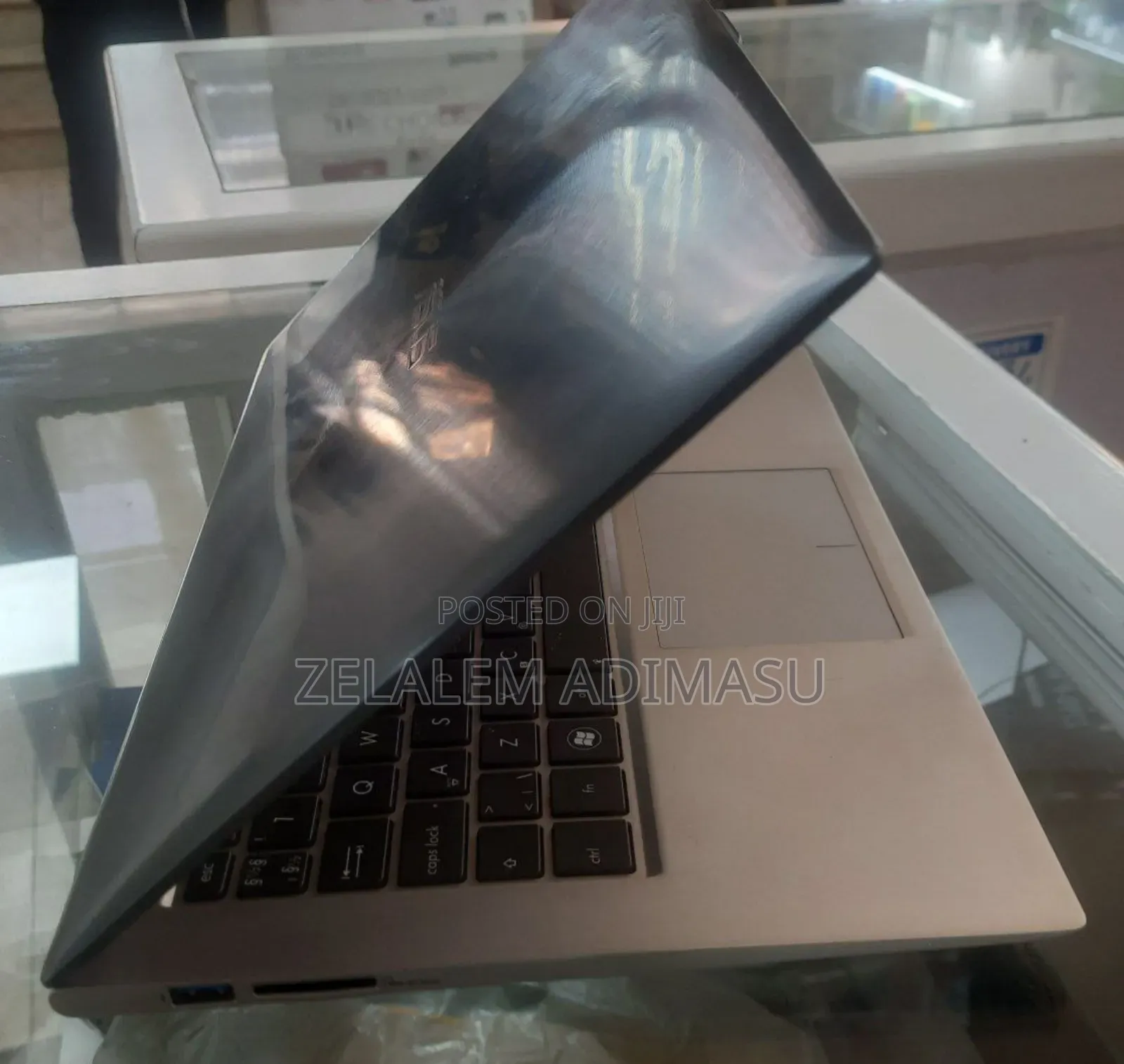 New Laptop Asus VivoBook W202 4GB Intel Core I3 HDD 500GB