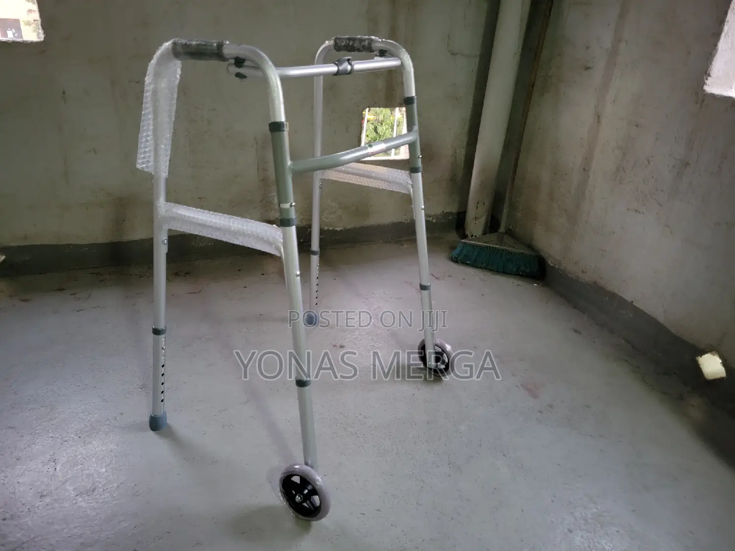 Folding Walker\\Pushed by Fingers for Folding Up the Walker