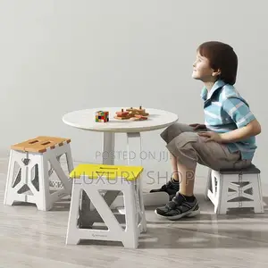 ተጣጣፊ ከወፍራም ፕላስቲክ የተሰራ ወንበር