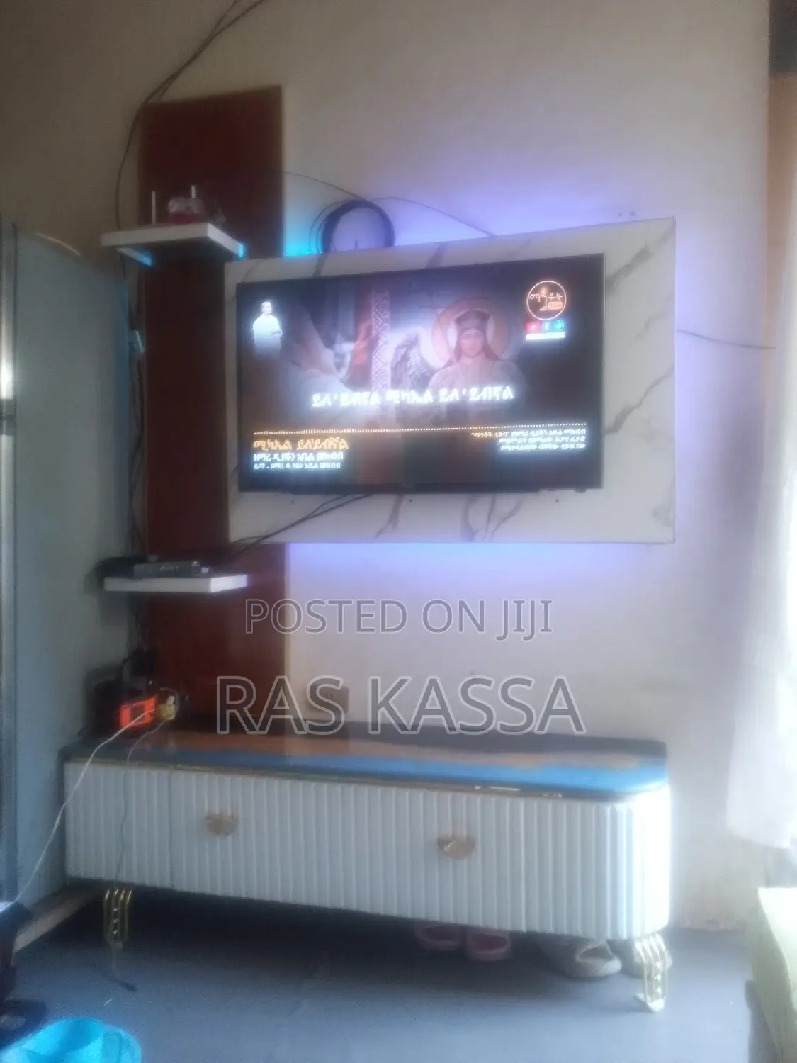 ቲቪ እስታንድ እና የመሀል ጠረጴዛ