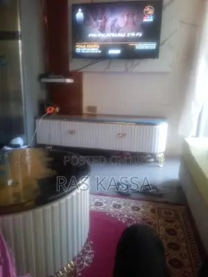 ቲቪ እስታንድ እና የመሀል ጠረጴዛ