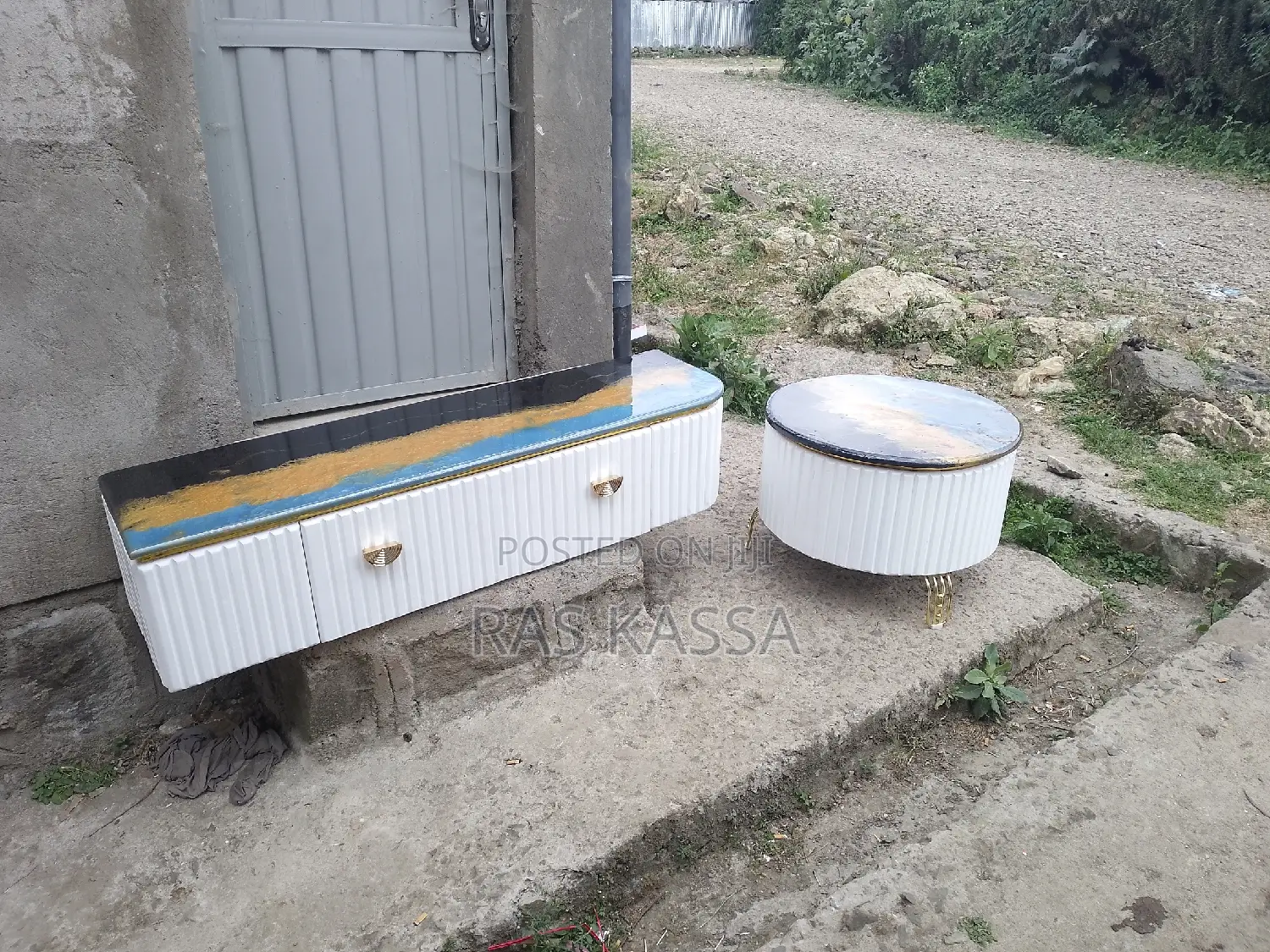 ቲቪ እስታንድ እና የመሀል ጠረጴዛ