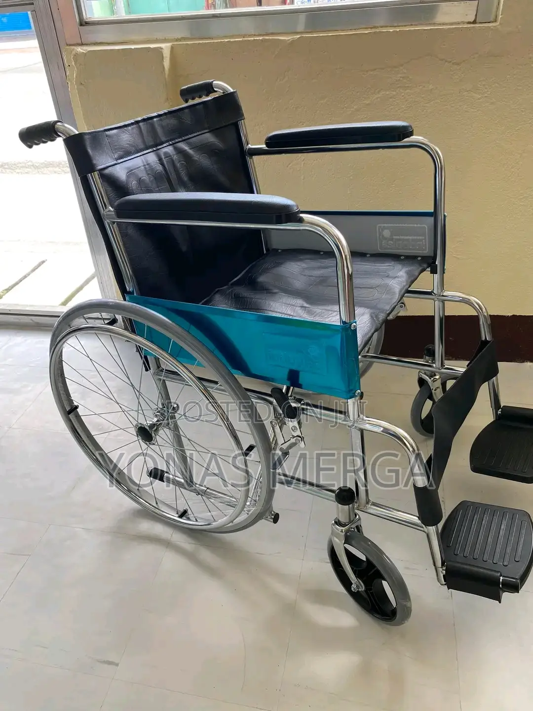 Wheelchair×COMFORTABLE W/ EASY IN/OUT